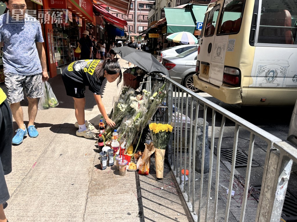 死者的同学和好友到场献花悼念。梁国峰摄