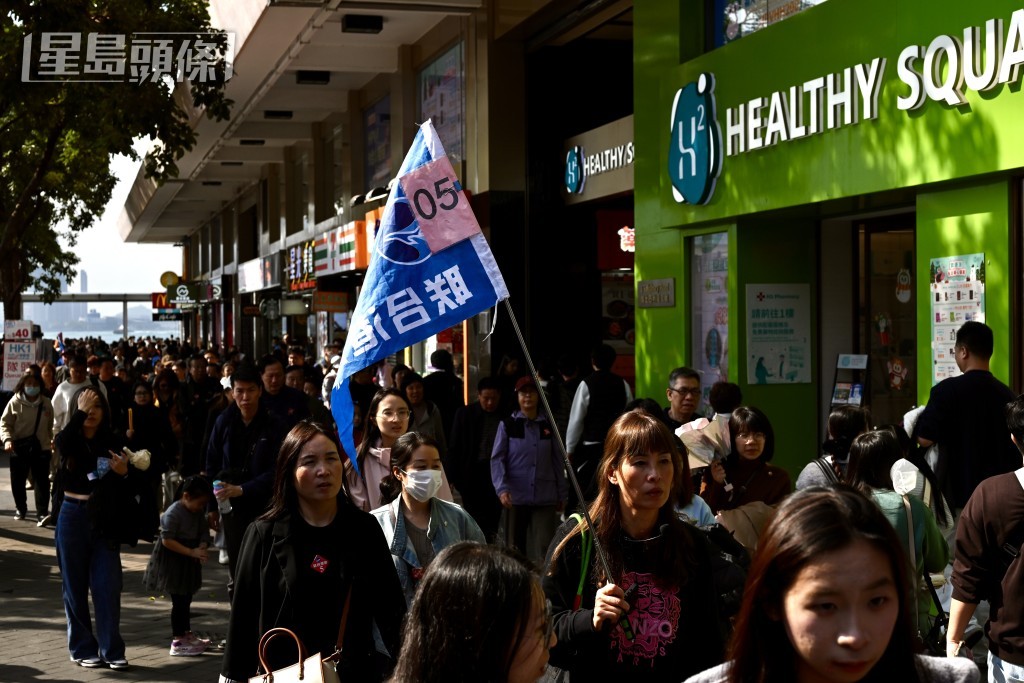 羅啟邦表示,收到很多內地不同省市的業界致電或以微信查詢,問旅行團能否經新皇崗口岸過關。資料圖片 羅啟邦表示,收到很多內地不同省市的業界致電或以微信查詢,問旅行團能否經新皇崗口岸過關。資料圖片