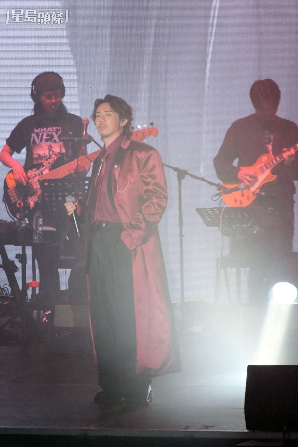 以《Gimme A Break》、《半江紅》、《末日先鋒》等歌曲為演唱會揭開序幕。