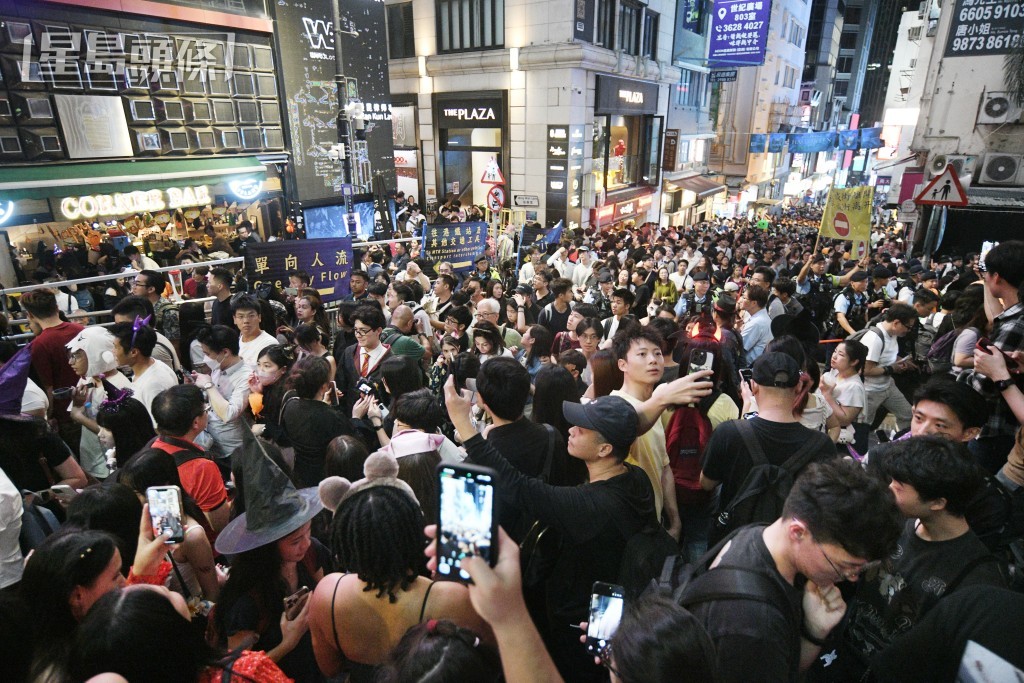 蘭桂坊摩肩接踵。 蘭桂坊摩肩接踵。