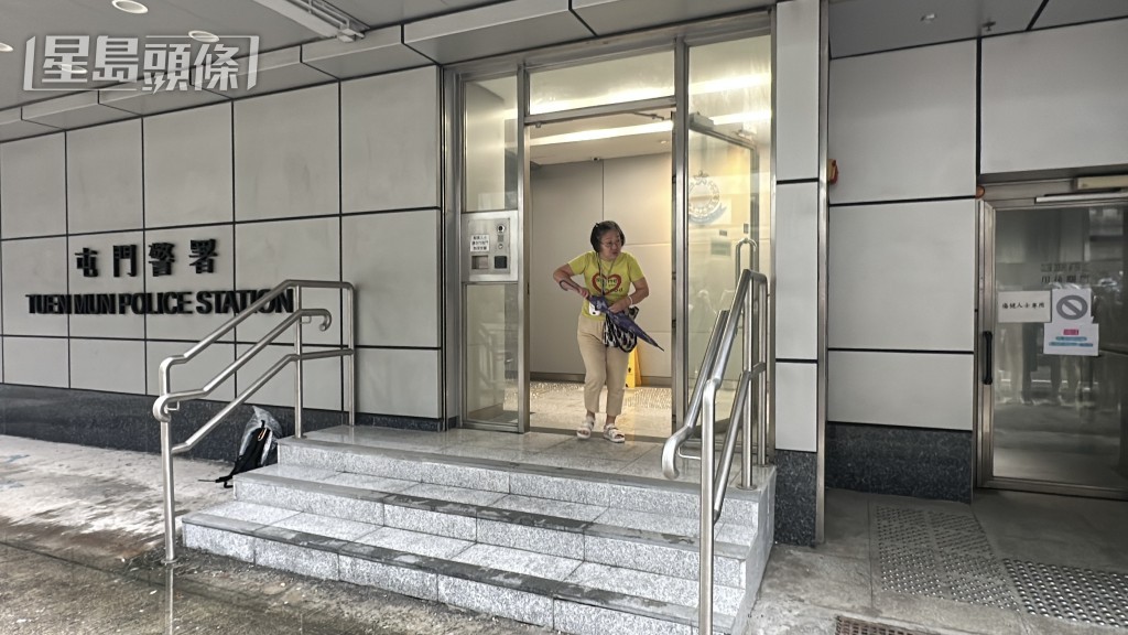 錢寶芬的妹妹到屯門警署助查後離開。劉漢權攝 錢寶芬的妹妹到屯門警署助查後離開。劉漢權攝