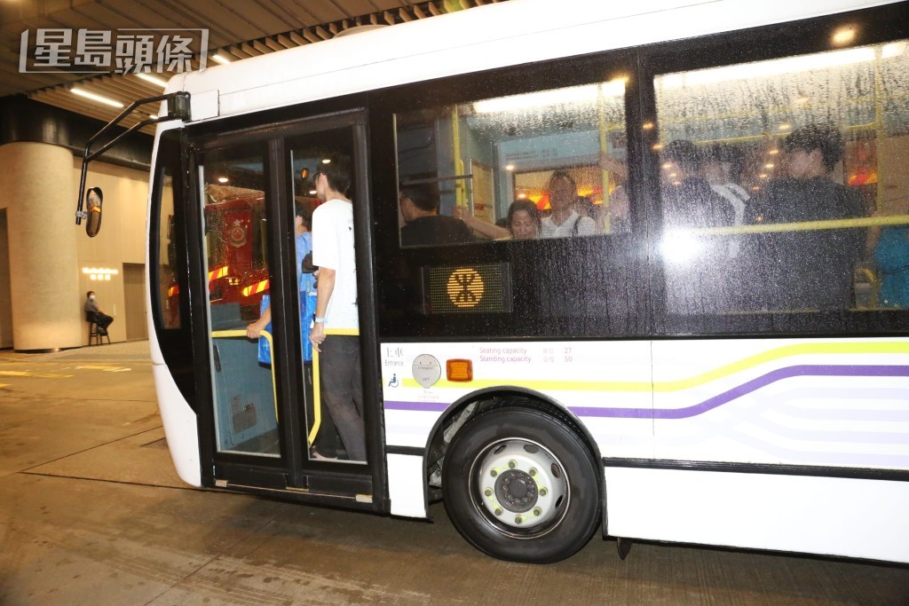 港鐵安排接駁巴士接載乘客。黎志偉攝 港鐵安排接駁巴士接載乘客。黎志偉攝