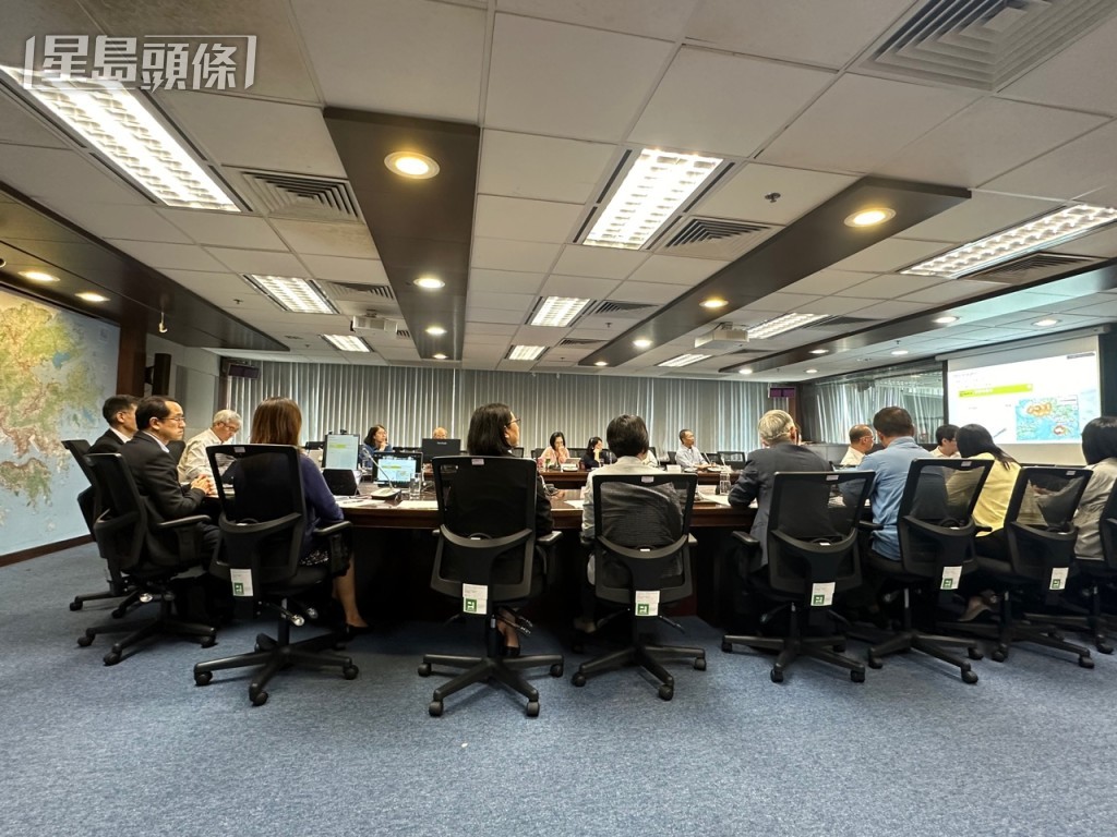 委員會討論的引入科技項目包括自動人數點算機及AI山火偵測器等。謝曉雅攝 委員會討論的引入科技項目包括自動人數點算機及AI山火偵測器等。謝曉雅攝