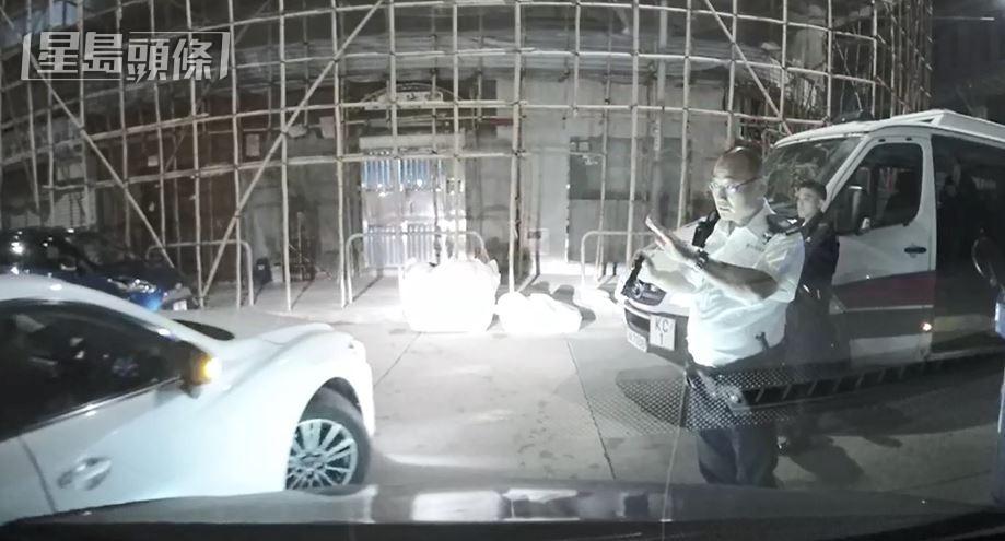 警員截查白色可疑私家車。車Cam片段截圖