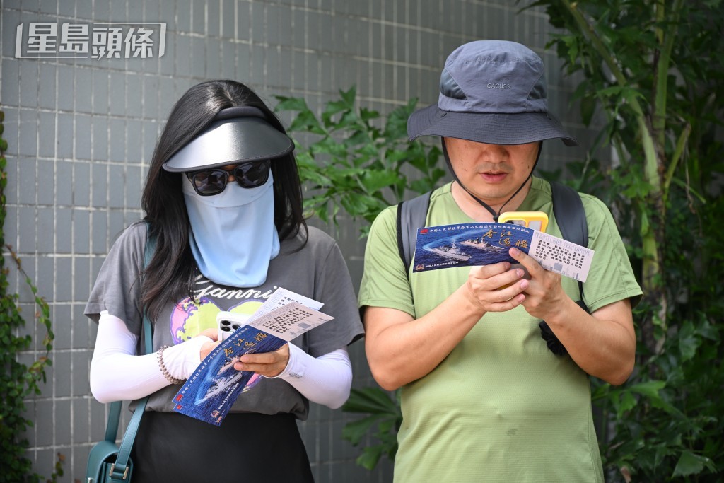 解放軍海軍山東艦航母編隊繼續訪港行程,第二日開放予公眾參觀。蘇正謙攝 解放軍海軍山東艦航母編隊繼續訪港行程,第二日開放予公眾參觀。蘇正謙攝