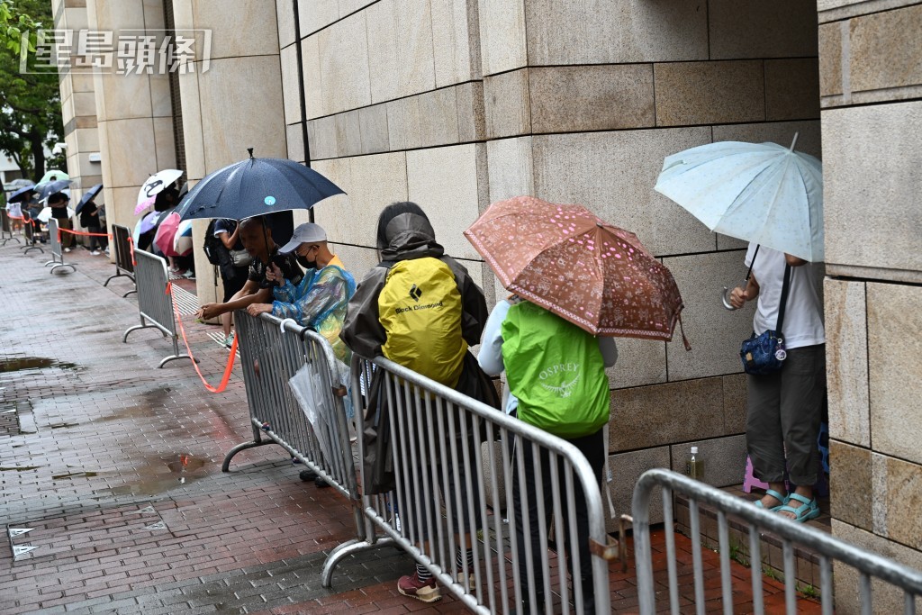 巿民冒雨排隊等候入庭旁聽。劉駿軒攝 巿民冒雨排隊等候入庭旁聽。劉駿軒攝