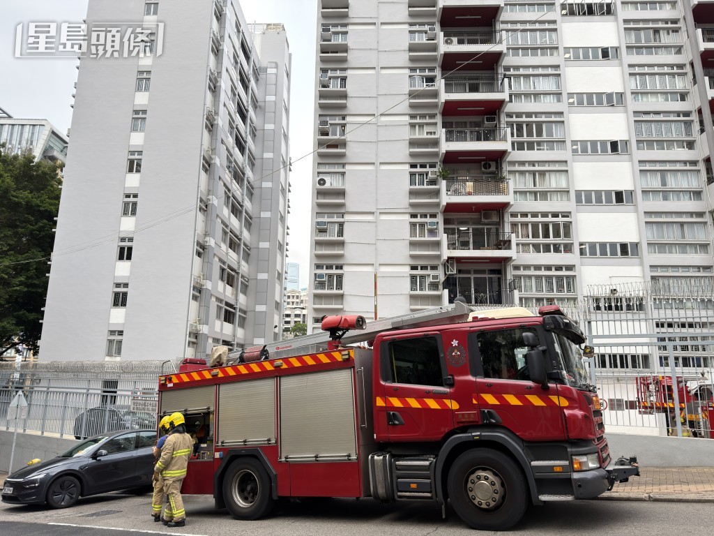 何文田山道23號督察級警察宿舍一單位發生火警。梁國峰攝