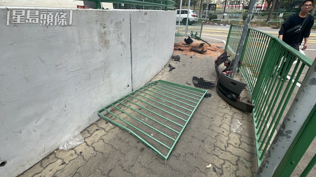 鐵欄被撞毀。 鐵欄被撞毀。