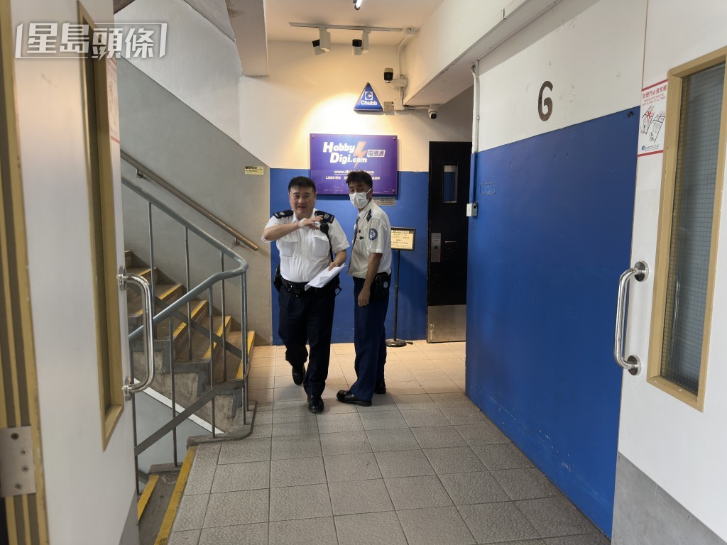 警員在工廈調查。 警員在工廈調查。