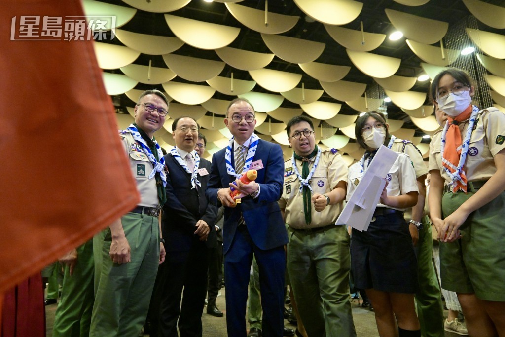 曾國衞參與攤位遊戲。蘇正謙攝