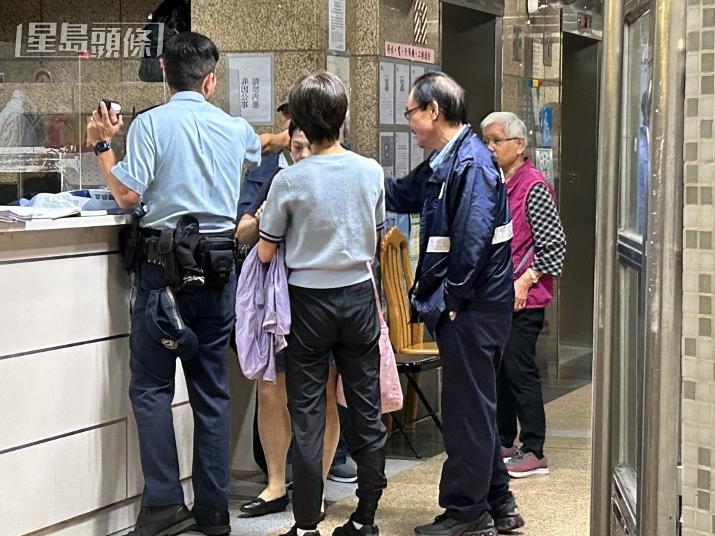 居民進入大廈需要登記身份。 居民進入大廈需要登記身份。