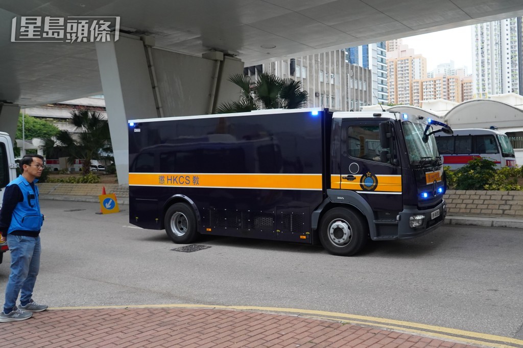 囚車抵達法院。葉偉豪攝