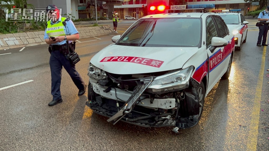 警车车头泵把飞脱。蔡楚辉摄 警车车头泵把飞脱。蔡楚辉摄