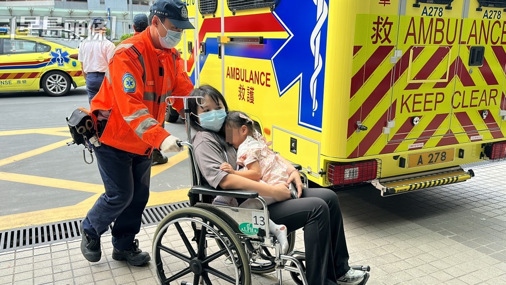 傷者由救護車送院。梁國峰攝 傷者由救護車送院。梁國峰攝