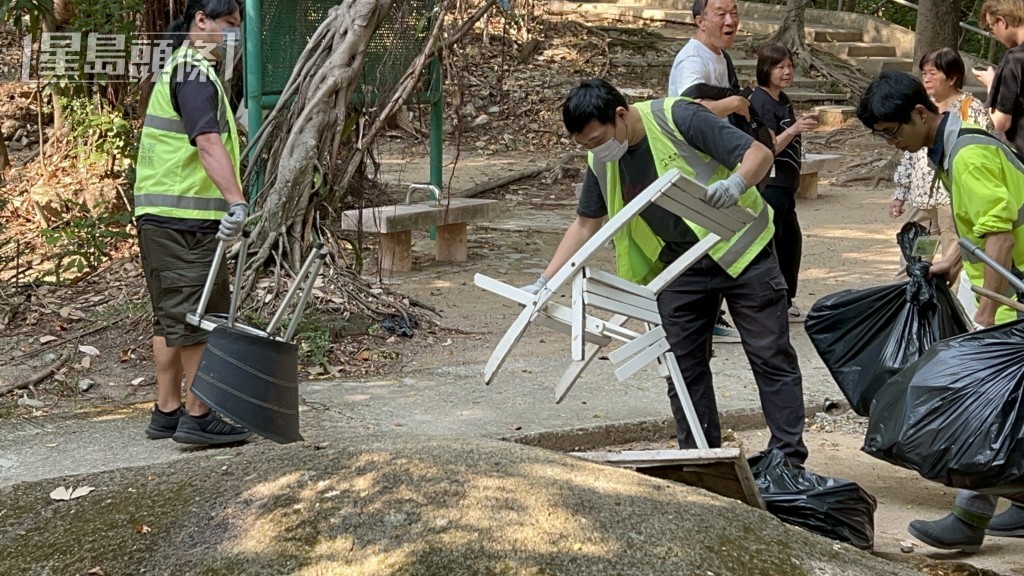 一隊食環署清潔工在附近清理雜物及垃圾。 一隊食環署清潔工在附近清理雜物及垃圾。