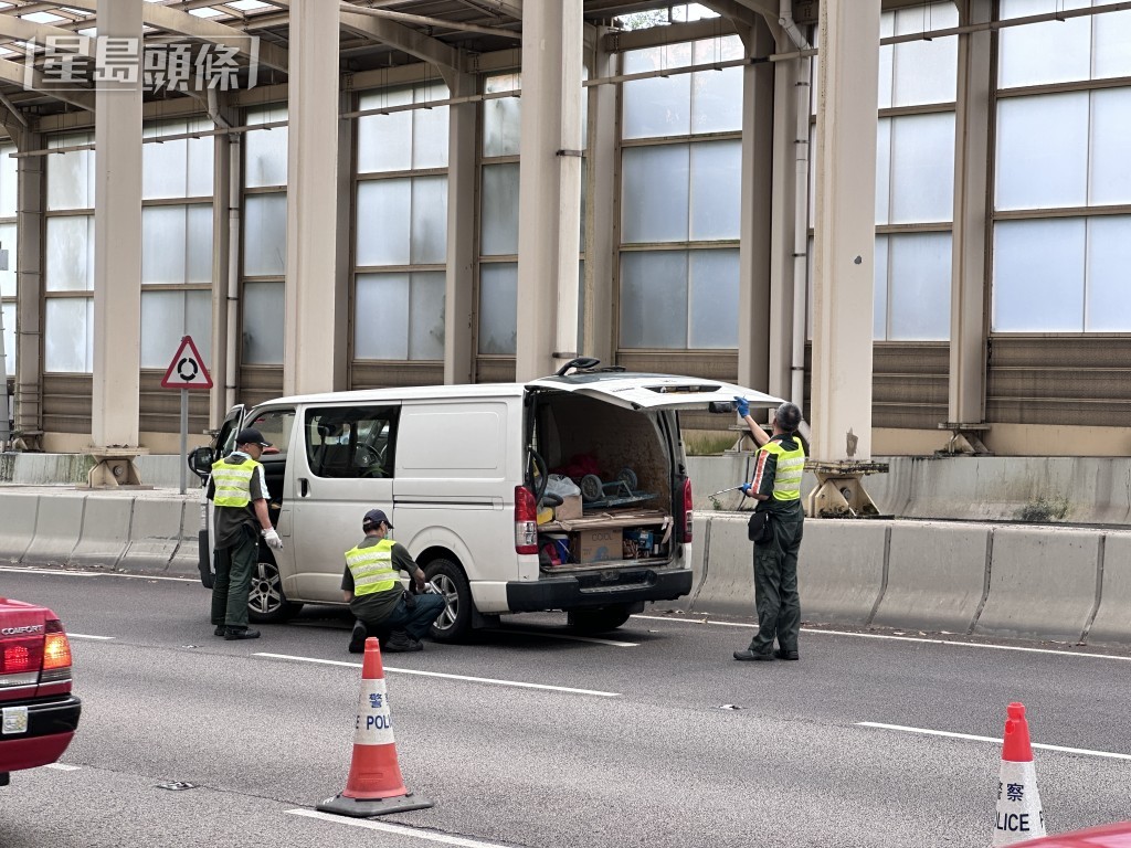 運輸署驗車官即場驗車。 運輸署驗車官即場驗車。