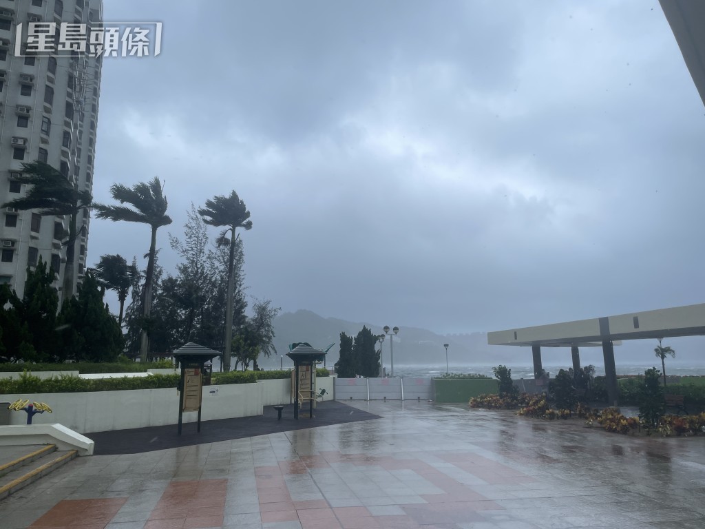 記者到港島杏花邨直擊，現場橫風橫雨。蕭博禧攝