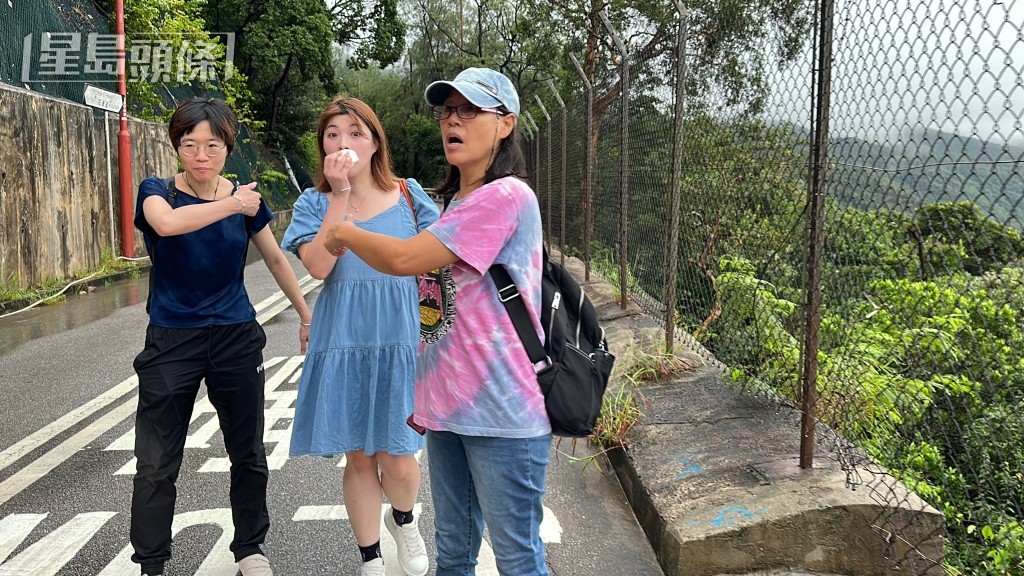 石澳邨居民因道路封閉要步行。梁國峰攝 石澳邨居民因道路封閉要步行。梁國峰攝