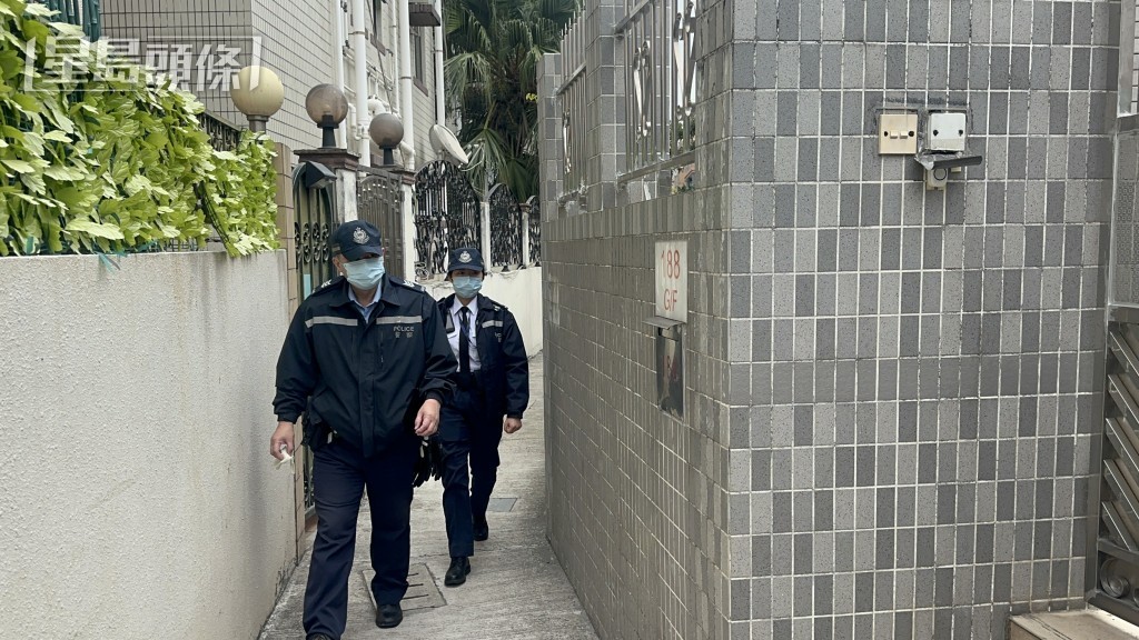 警員在村屋調查。梁國峰攝