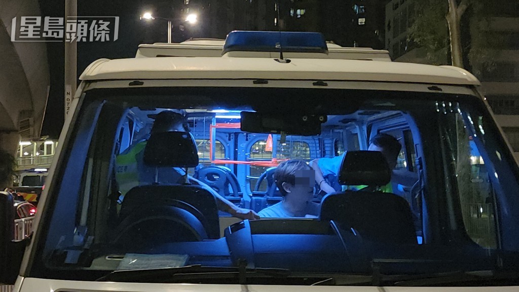男司機登上警車接受調查。黎志偉攝