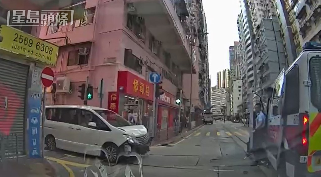 七人車與警車相撞。fb香港突發事故報料區影片截圖