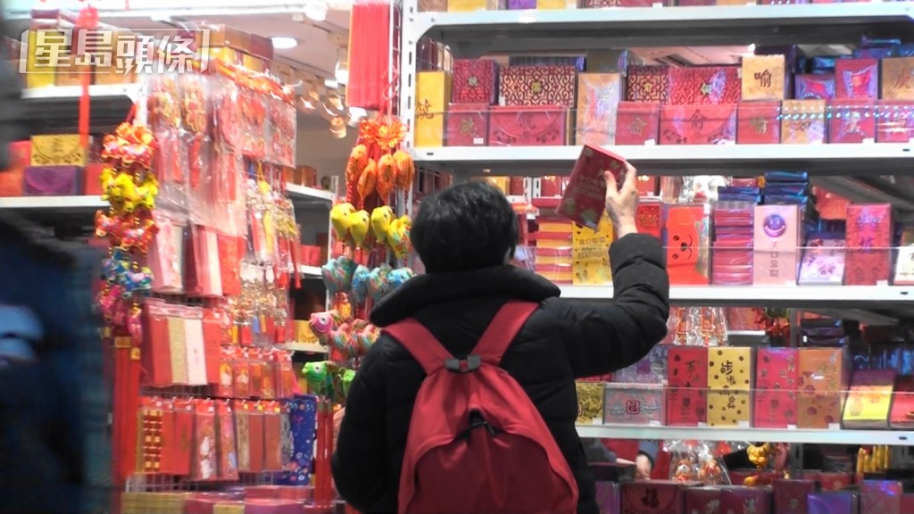 农历新年小朋友逗利是逗到手软。资料图片
