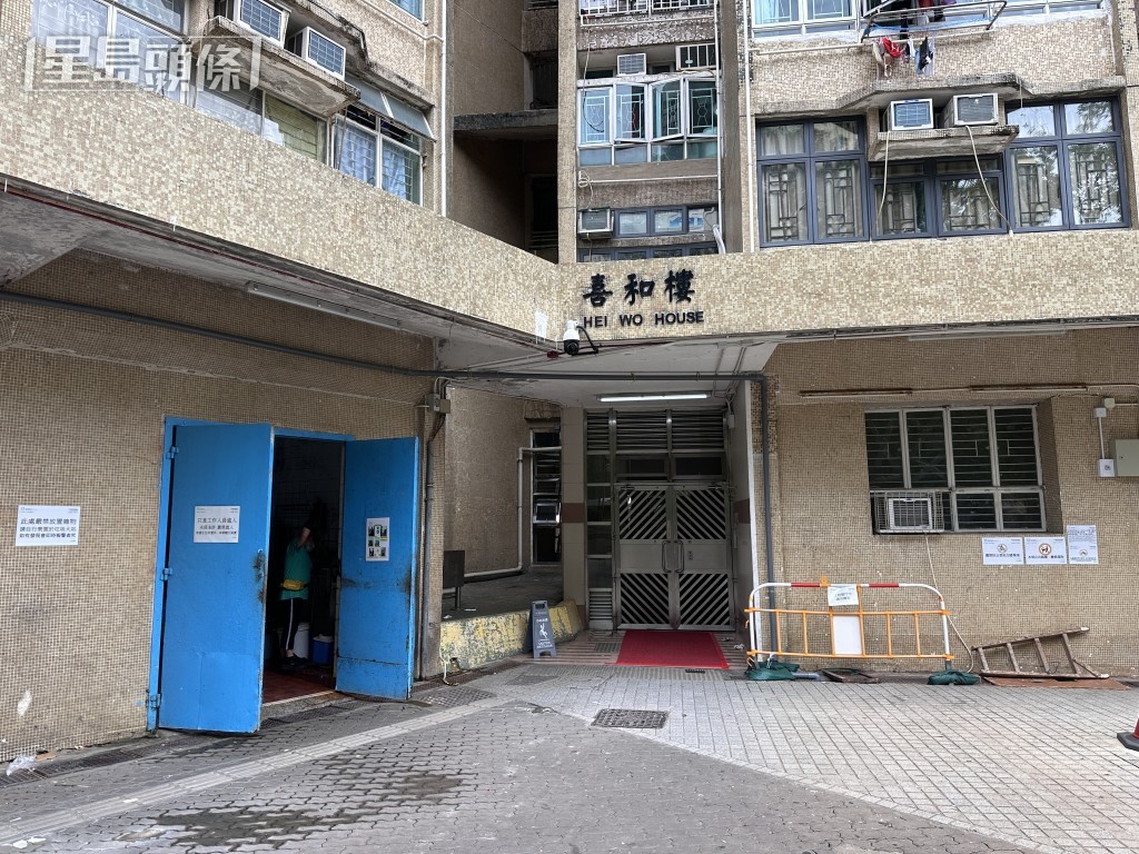 男子墮樓，由救護車送院不治。