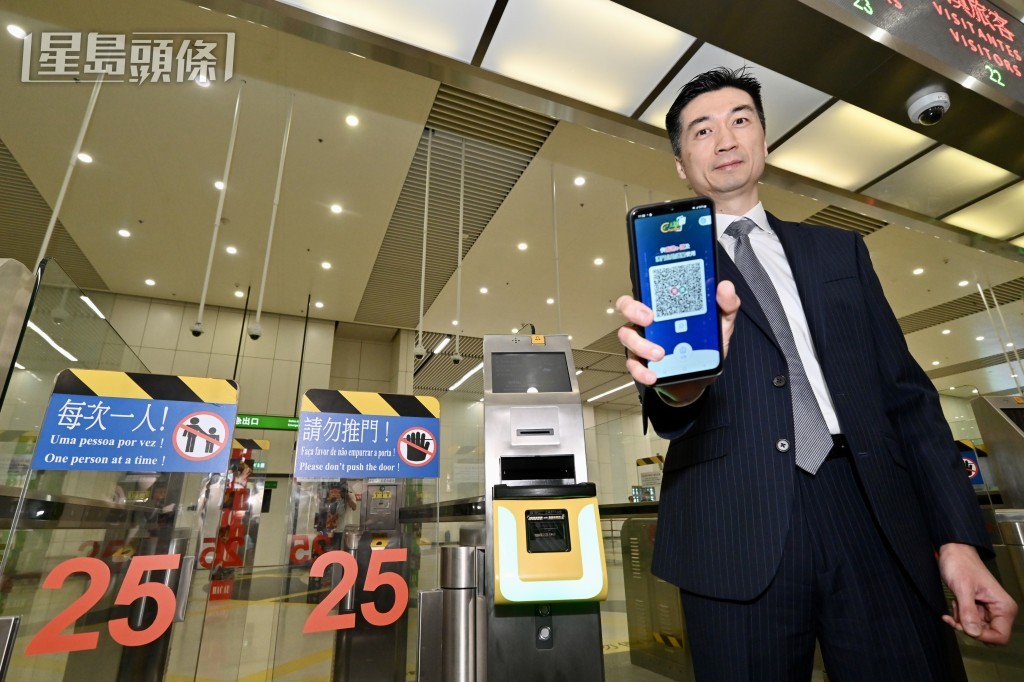 入境事務處助理處長(資訊系統) 柯重鈺示範自助過關。 入境事務處助理處長(資訊系統) 柯重鈺示範自助過關。