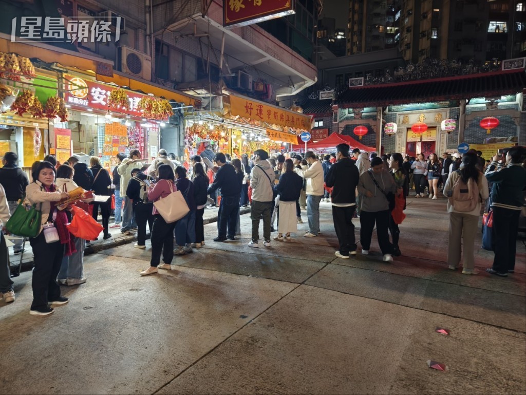 廟外香燭店舖亦忙於售賣借庫所需祭品。尹敬堂攝 廟外香燭店舖亦忙於售賣借庫所需祭品。尹敬堂攝