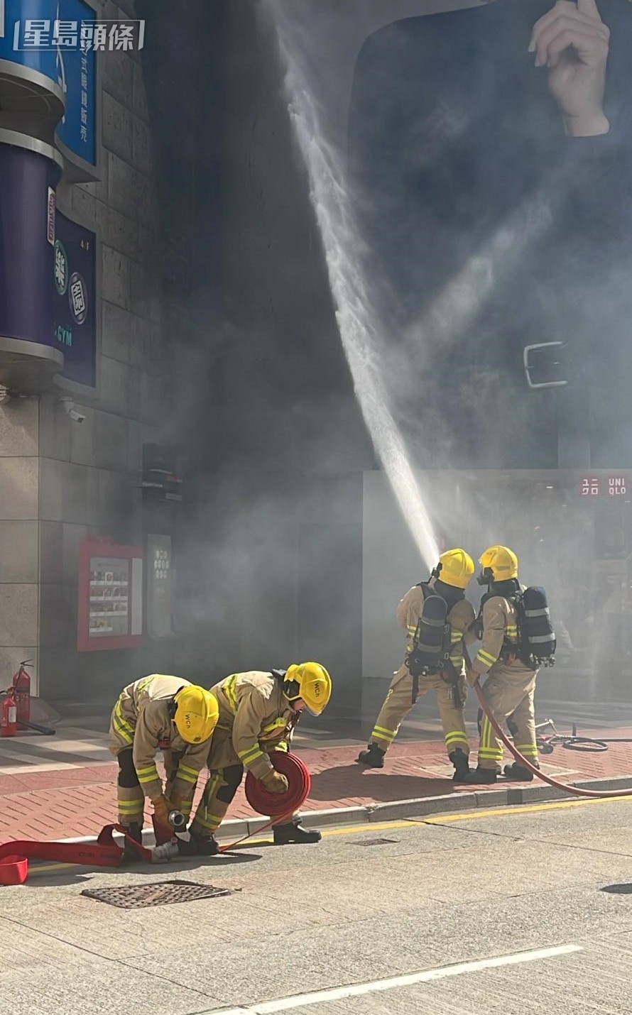 消防射水救火。