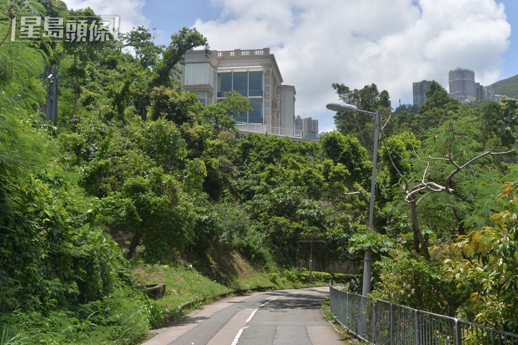 事發於深水灣道79號大宅外。資料圖片