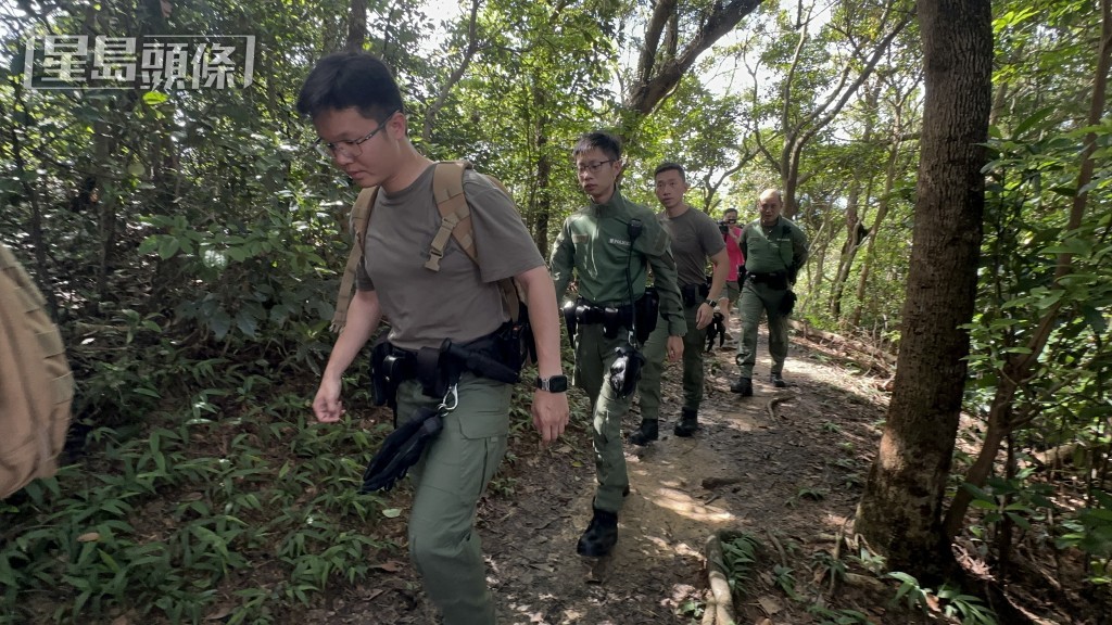 救援人員登山搜索失蹤者。梁國峰攝