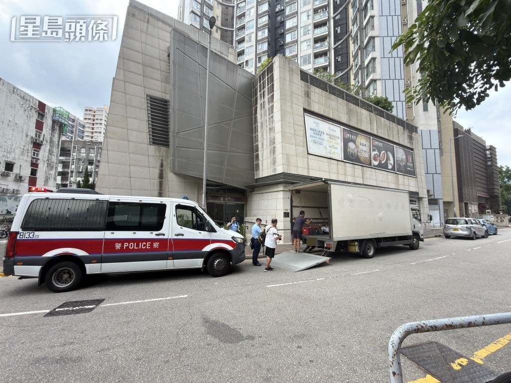 男工人被吸音板壓傷腳,警員在場調查。梁國峰攝 男工人被吸音板壓傷腳,警員在場調查。梁國峰攝