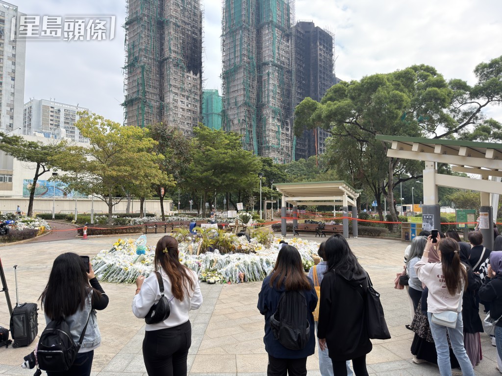 周日上午起續有市民到廣福休憩處獻花。梁國峰攝 周日上午起續有市民到廣福休憩處獻花。梁國峰攝
