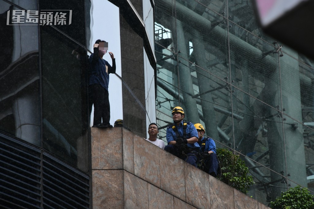 女子站於平台石壆邊緣，險象環生。梁國峰攝