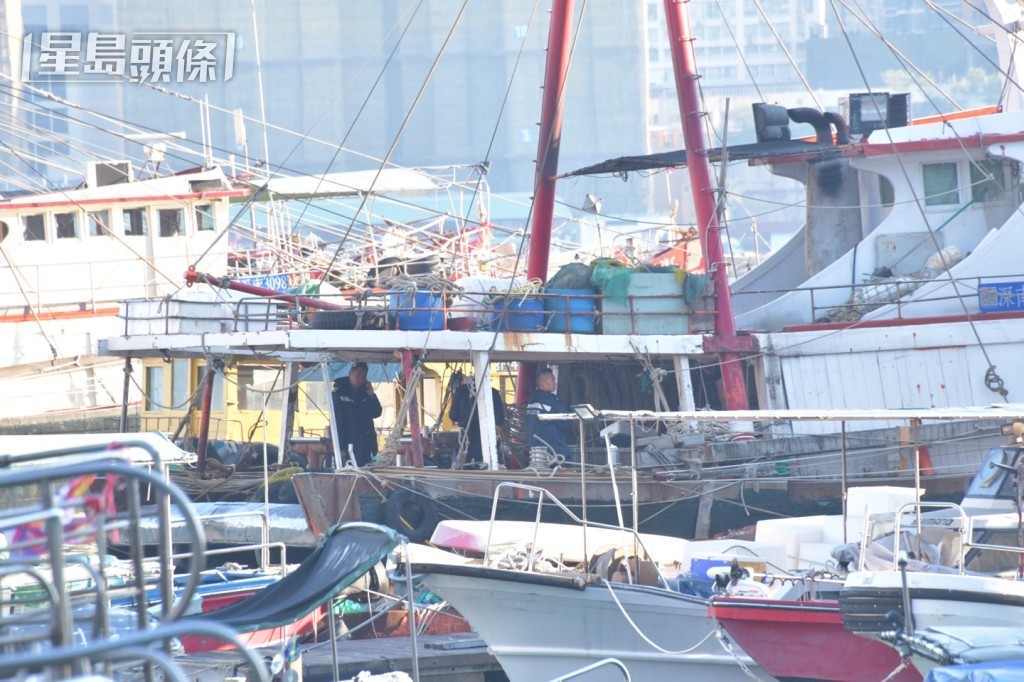 警員登船調查。楊偉亨攝 警員登船調查。楊偉亨攝