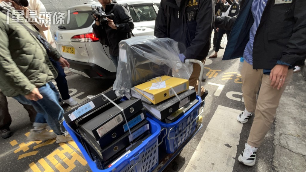 警方檢獲大批文件。
