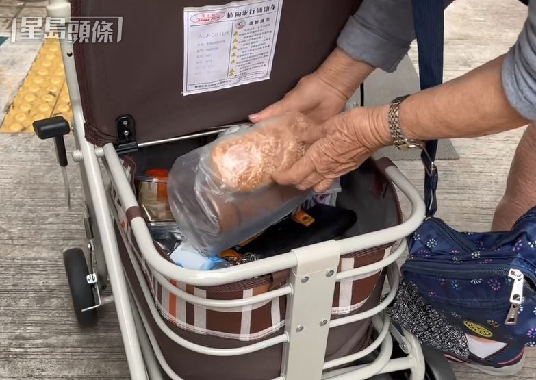 居民邱婆婆入住梁显利油麻地社区中心度过一宵，带备了面包等。林思明摄