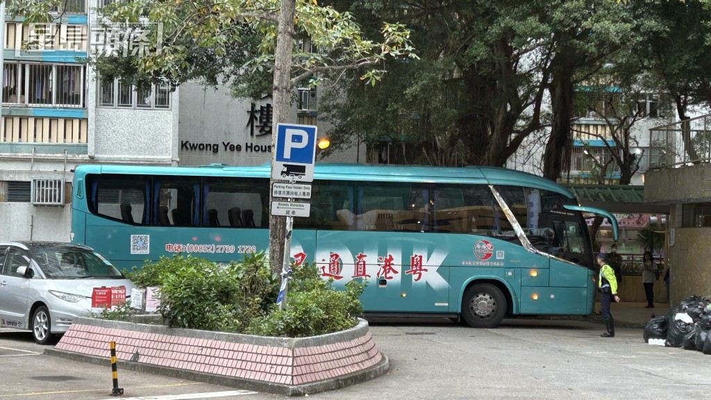 宏志阁居民乘坐旅游巴到达，上楼取回个人物品。蔡楚辉摄