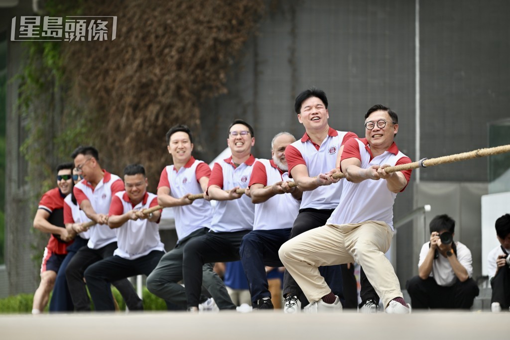 「律師會」隊與「消防」隊的拔河比賽掀起活動高潮。劉駿軒攝 「律師會」隊與「消防」隊的拔河比賽掀起活動高潮。劉駿軒攝