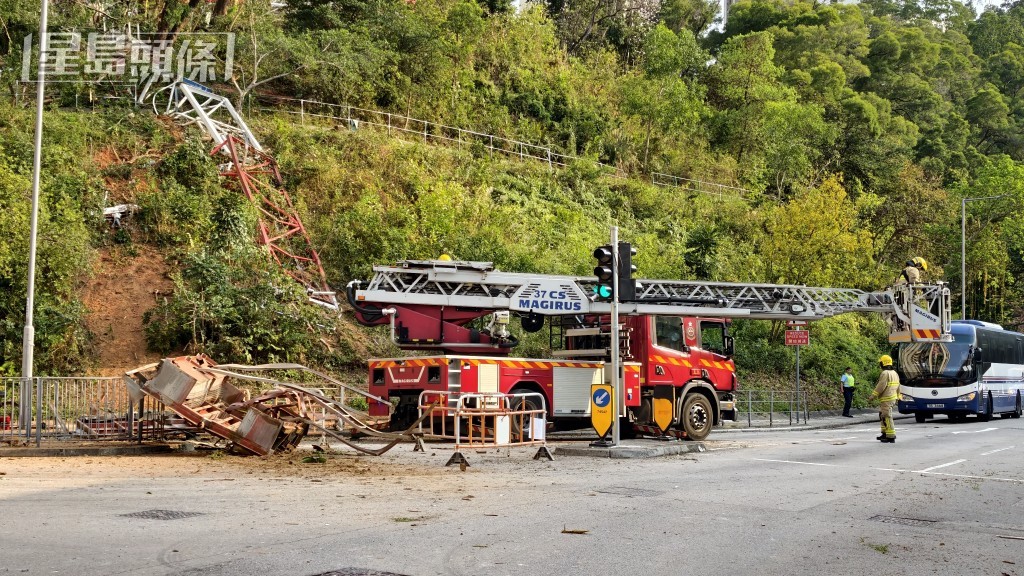 葵涌有天秤突然斷裂倒塌，跌落山坡。