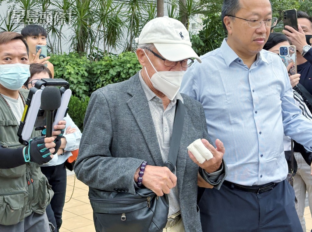 何伯左手兩指仍在傷中。 陳子豪攝 何伯左手兩指仍在傷中。 陳子豪攝