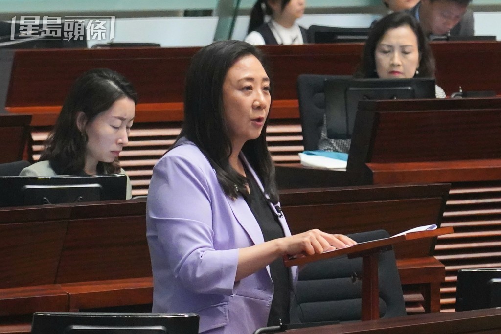 葛珮帆提問，政府會否考慮與國家級數據中心合作，建設跨境數據平台。葉偉豪攝