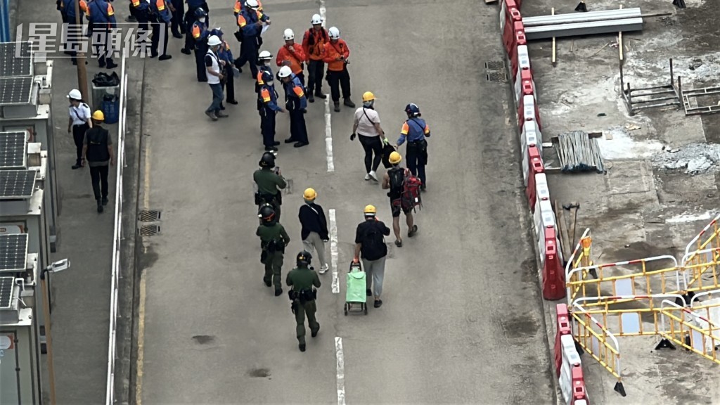 宏新閣居民上樓執拾個人物件。