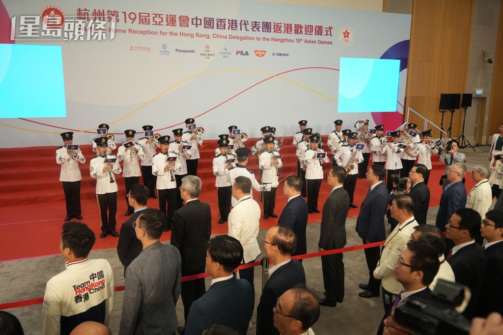 警察银乐队演奏。吴艳玲摄