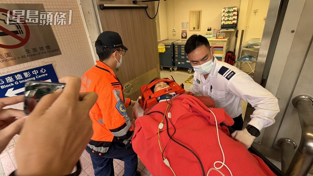 昏迷女伤者由救护员送院。梁国峰摄