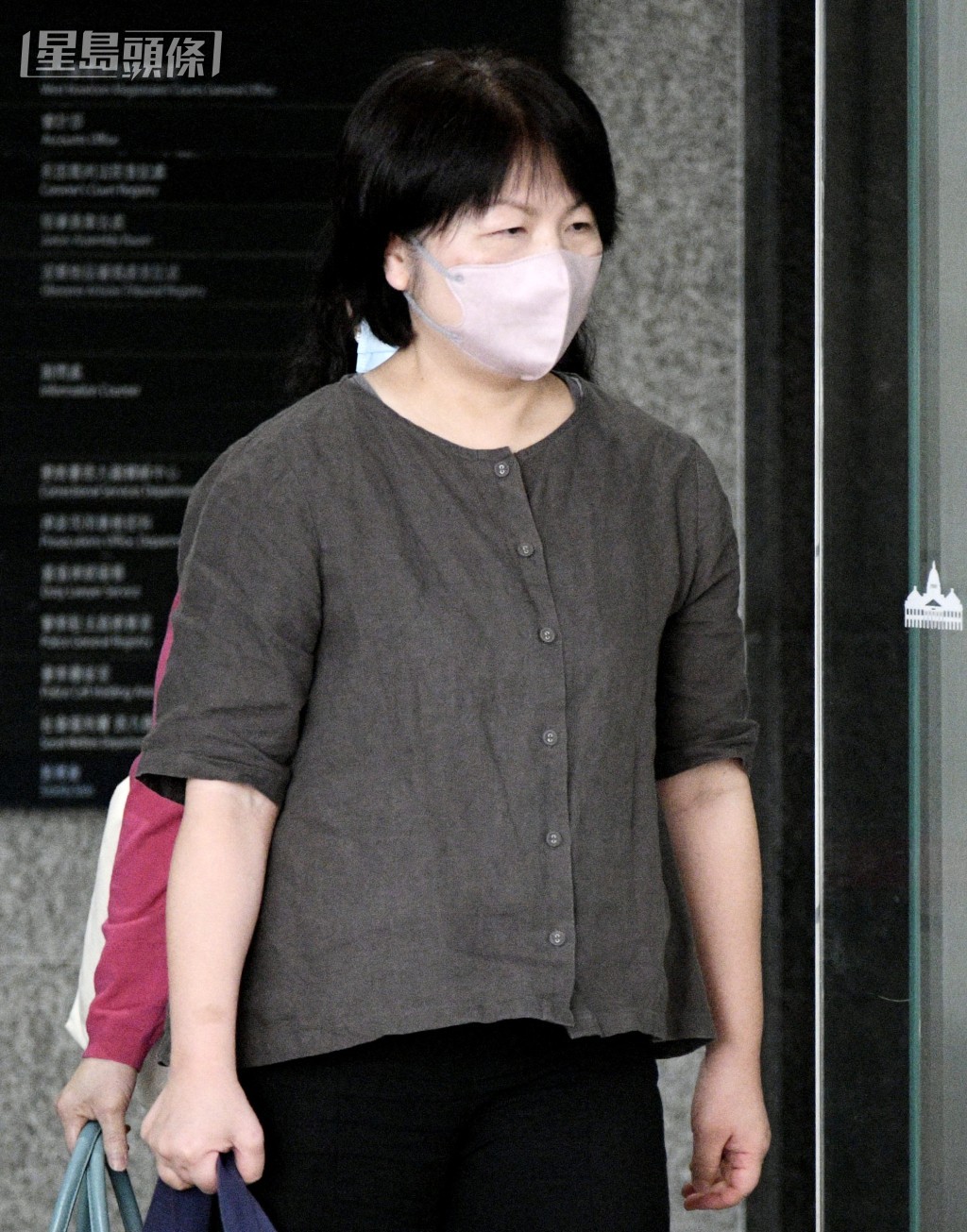 資深護士蘇立群指,關閉活栓必定由人手操作。陳浩元攝 資深護士蘇立群指,關閉活栓必定由人手操作。陳浩元攝
