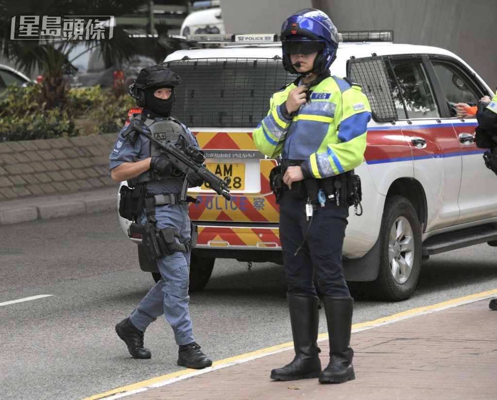 法院外警方嚴防戒備。 法院外警方嚴防戒備。