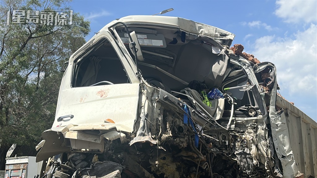 泥頭車車頭變廢鐵。劉漢權攝 泥頭車車頭變廢鐵。劉漢權攝