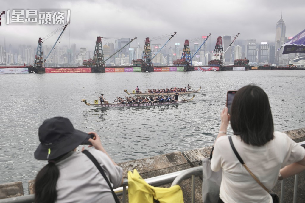 巿民亦為龍舟的賽事拍照。陳浩元攝 巿民亦為龍舟的賽事拍照。陳浩元攝